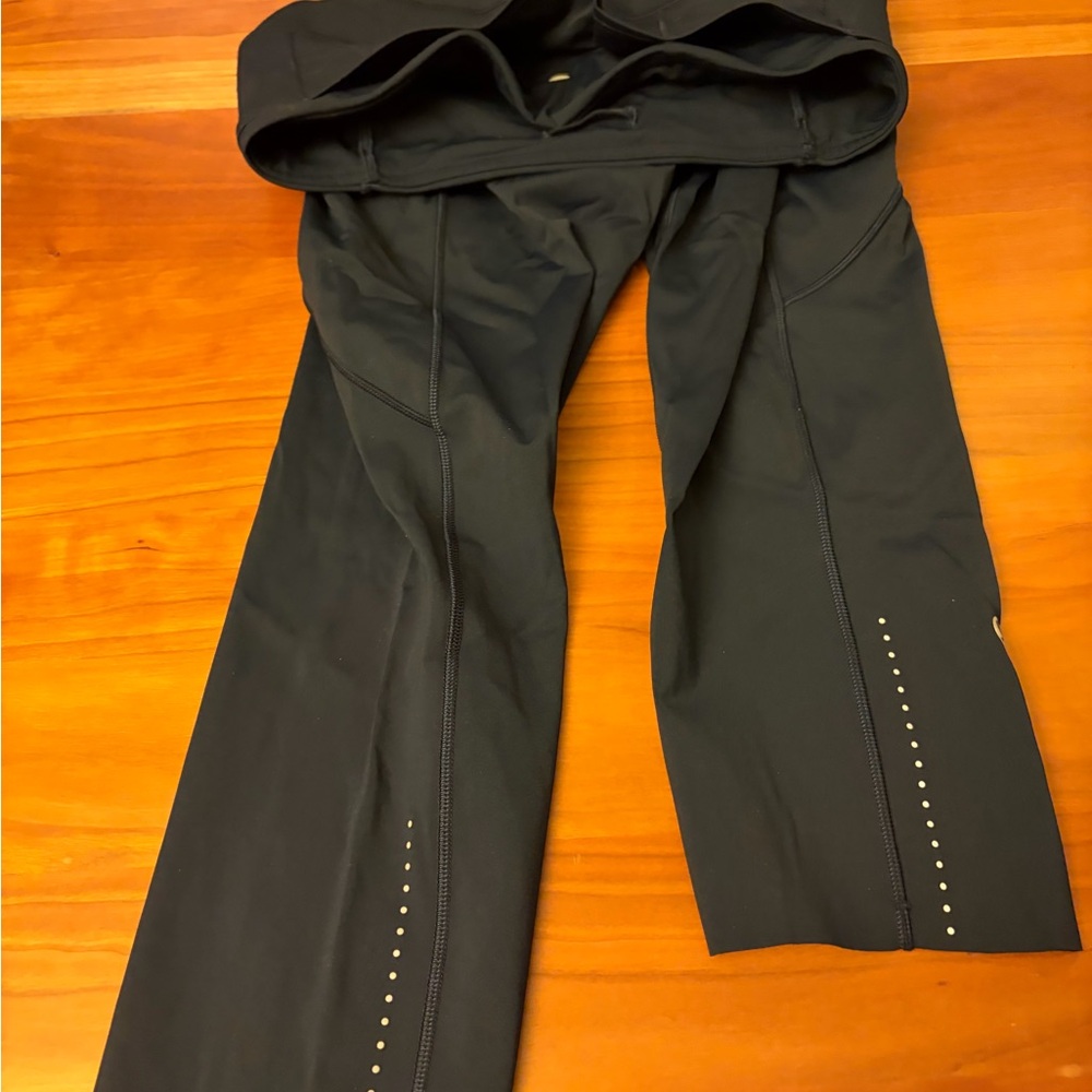 lululemon Navy Blue crop leggings with pockets - Picture 4 of 8